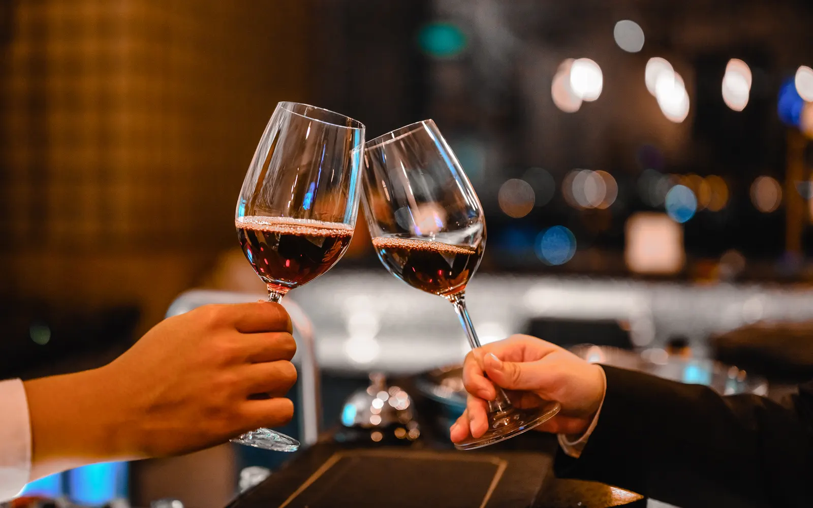 Personal de un restaurante brindando con copas de vino