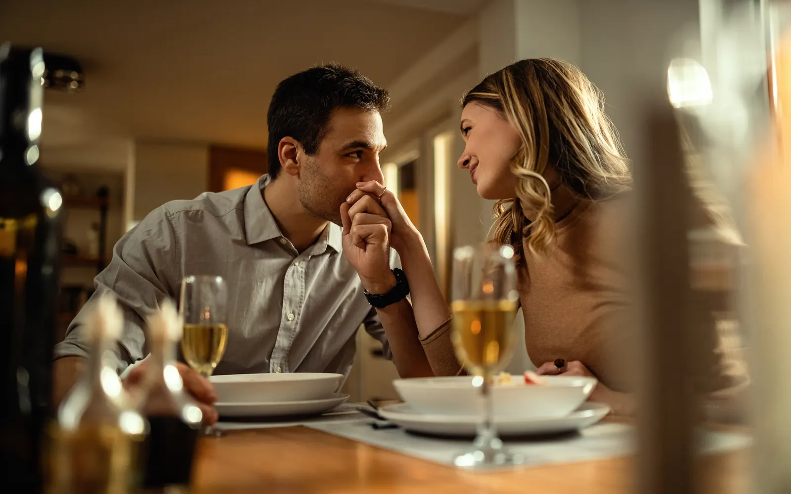 Pareja disfrutando una cena en un restaurante